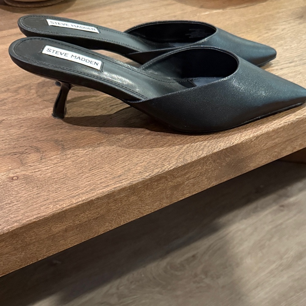 Steve Madden Black Pointed-Toe Mules - Picture 3 of 3